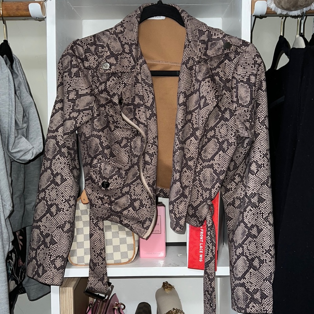 Long sleeve snake print cropped blazer